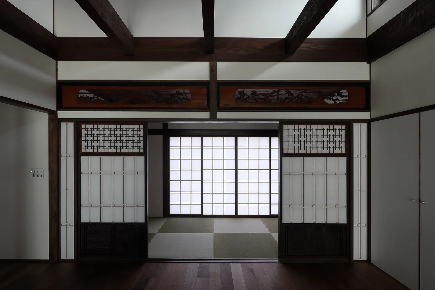將原本八帖大小的佛間縮減為四帖，剩餘四帖則設為高天花並納入客廳。