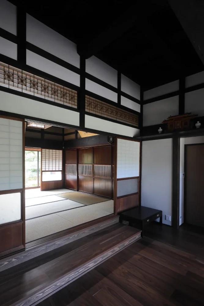 起居室与既有和室之间30厘米的高差，通过进深宽敞的踏步连接起来。