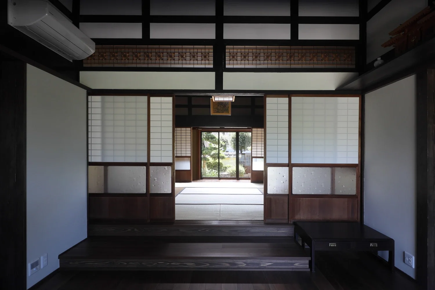 从起居室经过和室可通向南侧的主庭，玻璃障子与栏间均保持原状。