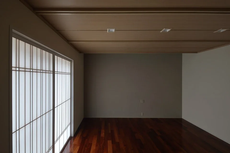 The master bedroom is a calm space, with straight-grained cedar boards and ceiling battens arranged in parallel.