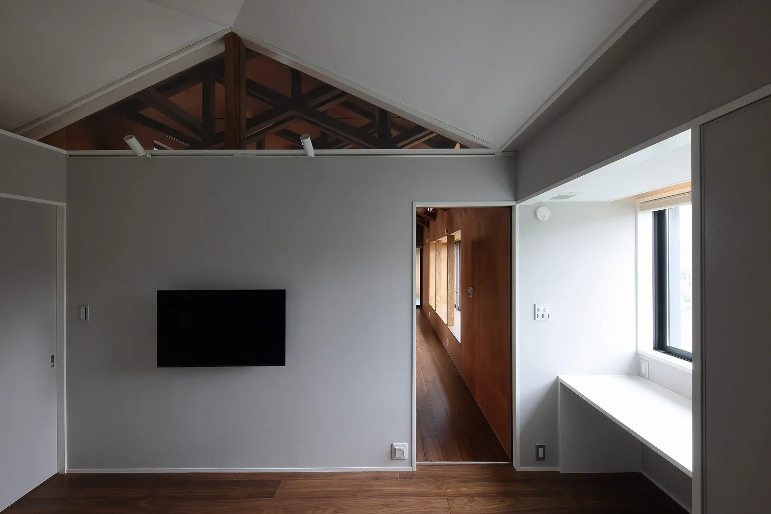 The private rooms have a different character from the main room, with their walls and ceilings finished in white.