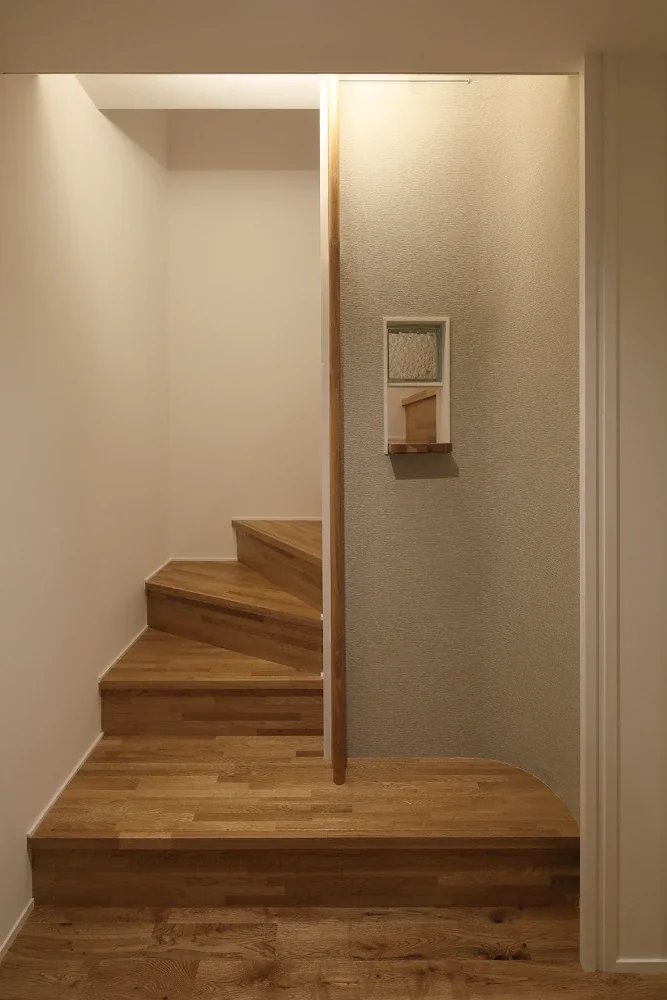 A fully opening glass door was also installed between the entrance’s earthen-floored area and the outside, creating a double-door arrangement to prevent the cats from escaping.