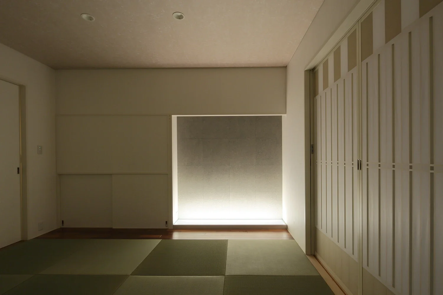 The tokonoma alcove is finished with handmade washi paper and a glass floor panel.