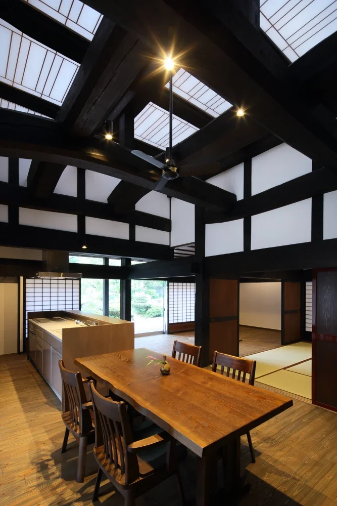 餐厅、厨房、板间与和室以“田”字形排列。
