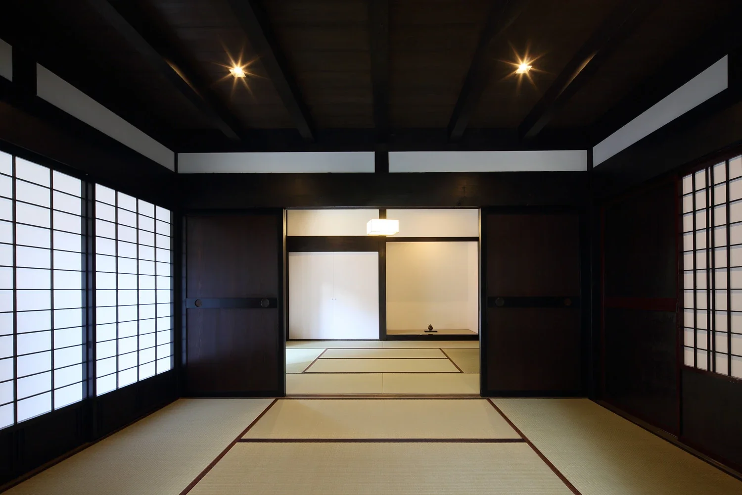 座敷周围的骨架由原建筑重新组装而成，建具也全部再利用原有构件。