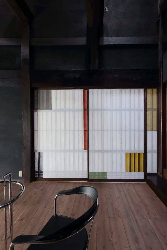 The door from the entrance to the LDK was made as a shoji screen, allowing soft light to filter through.