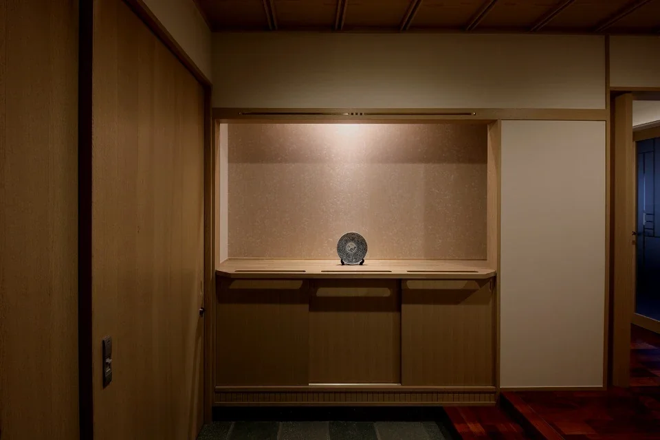 The wall at the front is finished with softly textured Japanese paper. The front portion of the countertop is cut away to also serve as a handrail.