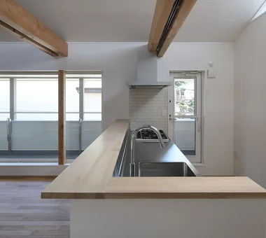 与猫共居的住宅｜斜顶/斜面天花板住宅｜厨房｜定制住宅