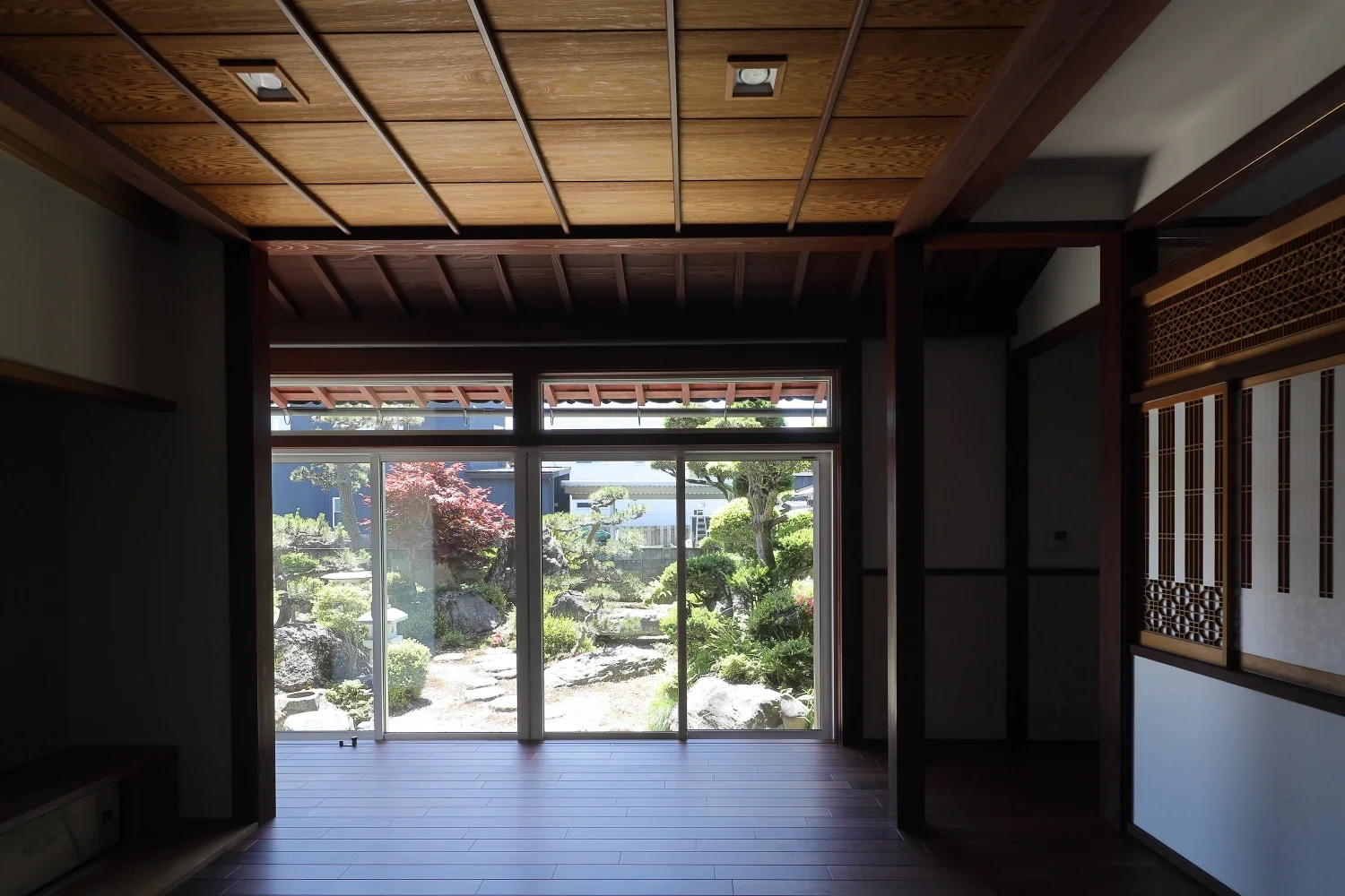 The amber-toned ceiling boards from the original Japanese-style room were also relaid, and the shoin posts were relocated.