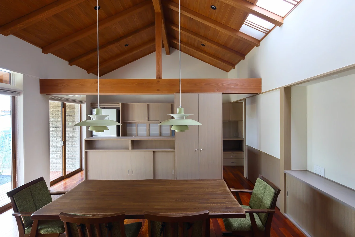 The dining room and kitchen are arranged along the main garden.