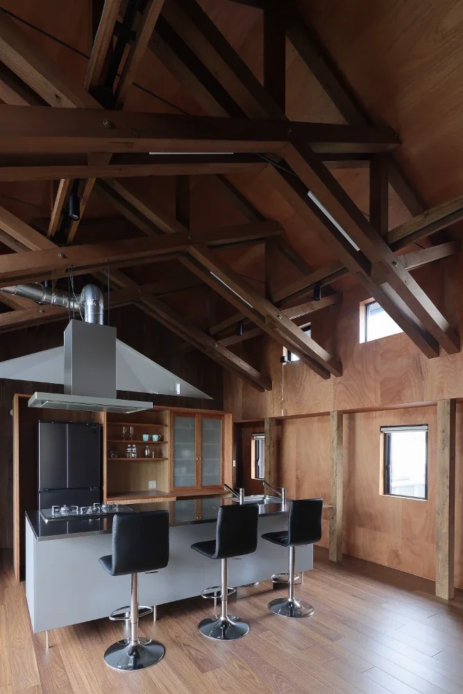 On the road side, the entire floor is projected slightly outward, allowing shelves to be arranged freely.