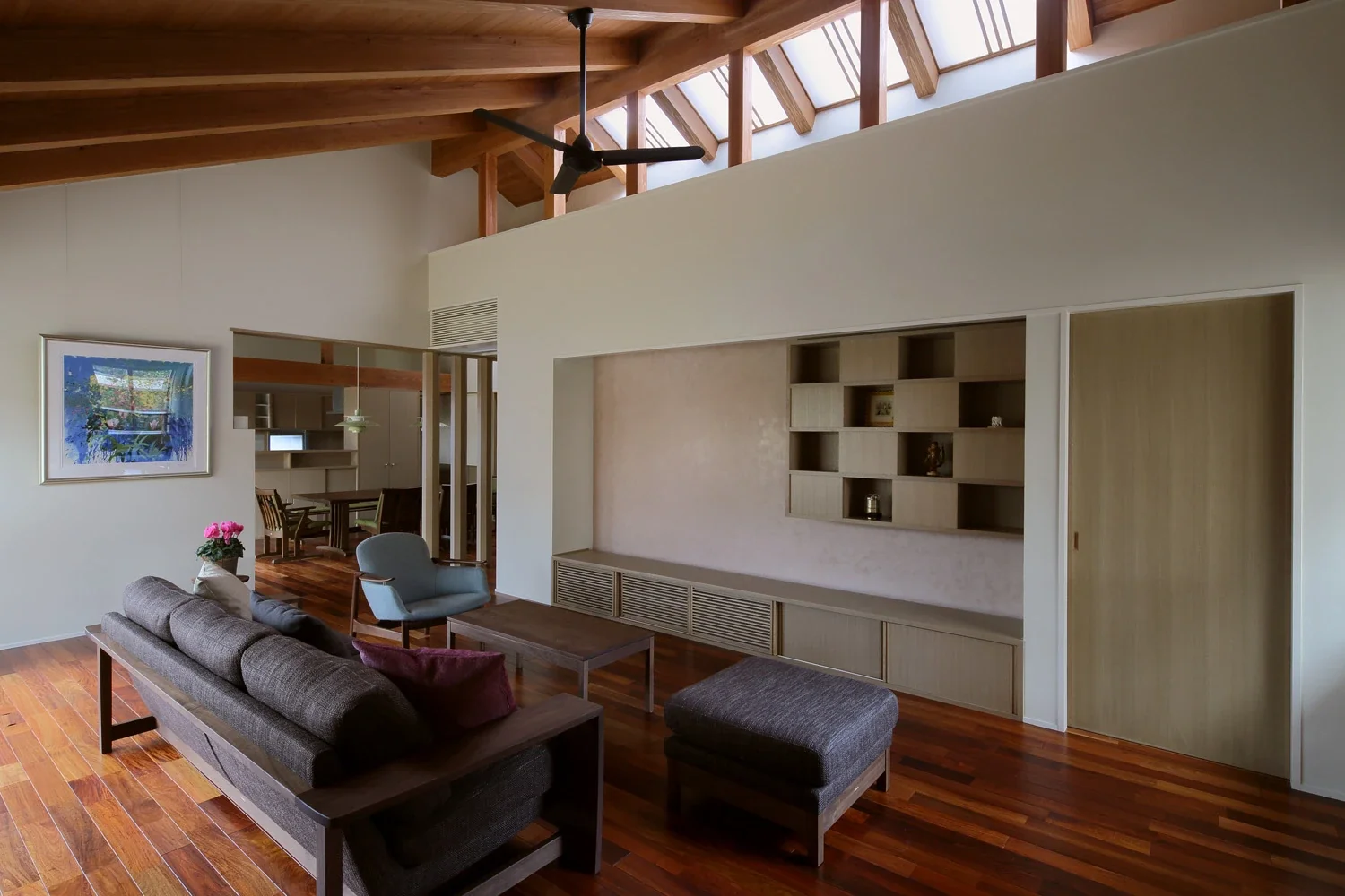 When the living room door is opened, the view expands diagonally into the distance and upward.