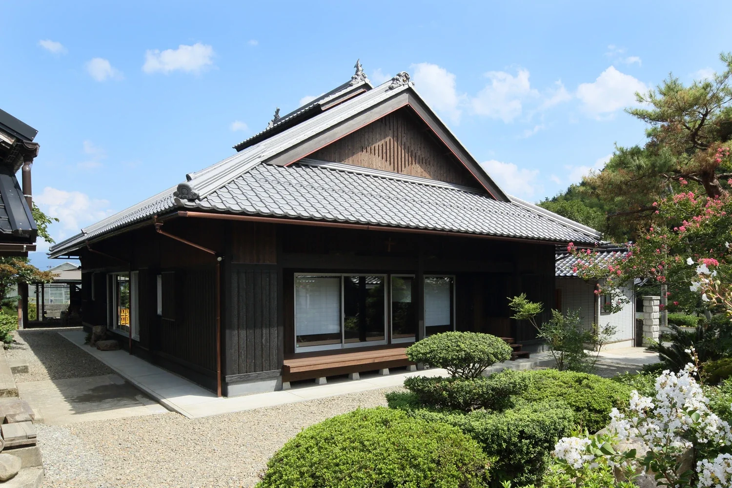 带越屋顶的入母屋式外观，山墙采用将寓意防火的“水”字图案化而成的装饰设计。