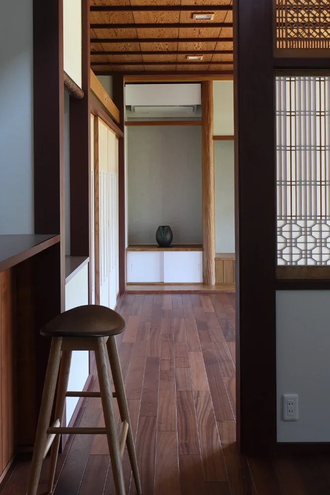 A display shelf can be seen at the end of the passage from the dining room to the living room.
