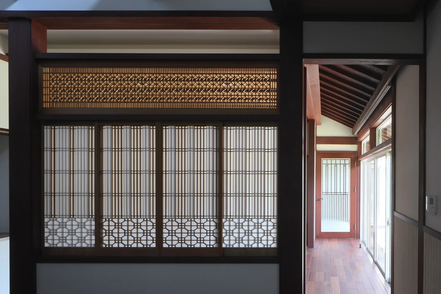 The shoin shoji screens originally used in the tokonoma and shoin study area were reused as a partition between the living room and dining room.