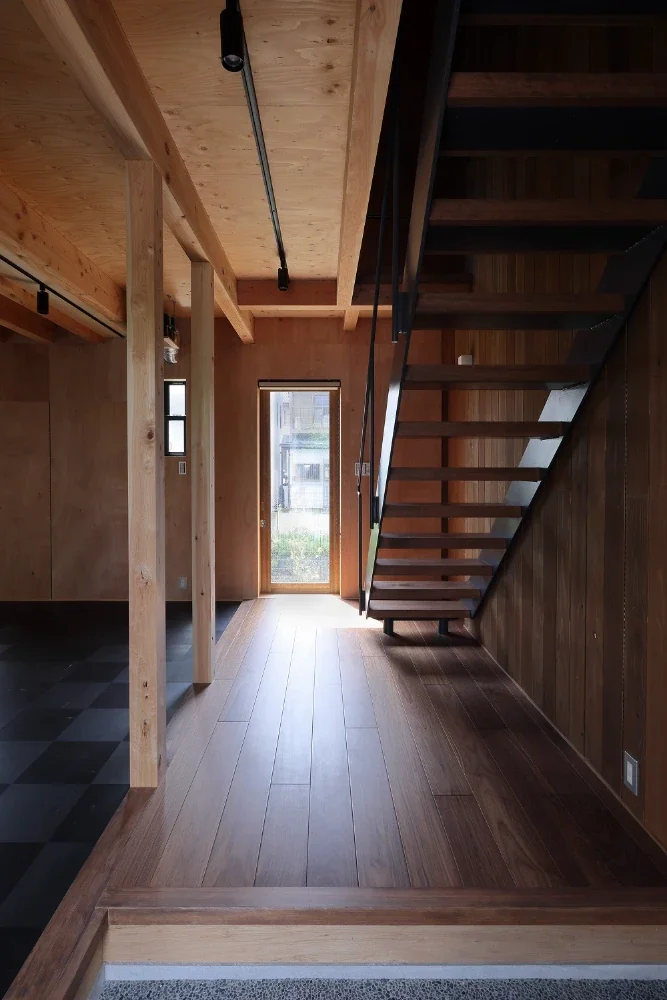 The staircase is designed to emphasize openness and lightness; the opening at the front faces the river.