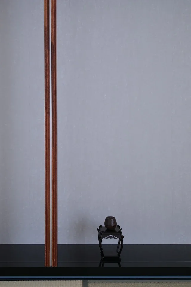 Floorboards of karin wood, used throughout the rooms, are stacked to form the tokobashira alcove post.