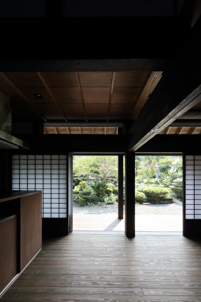 从板间越过濡缘即可通向庭院。