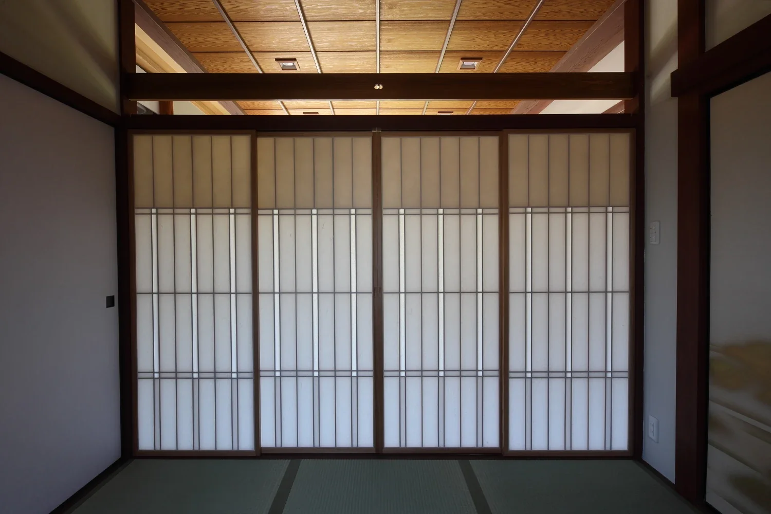 Although enclosed, the continuous ceiling shared with the living room creates a sense of unity.