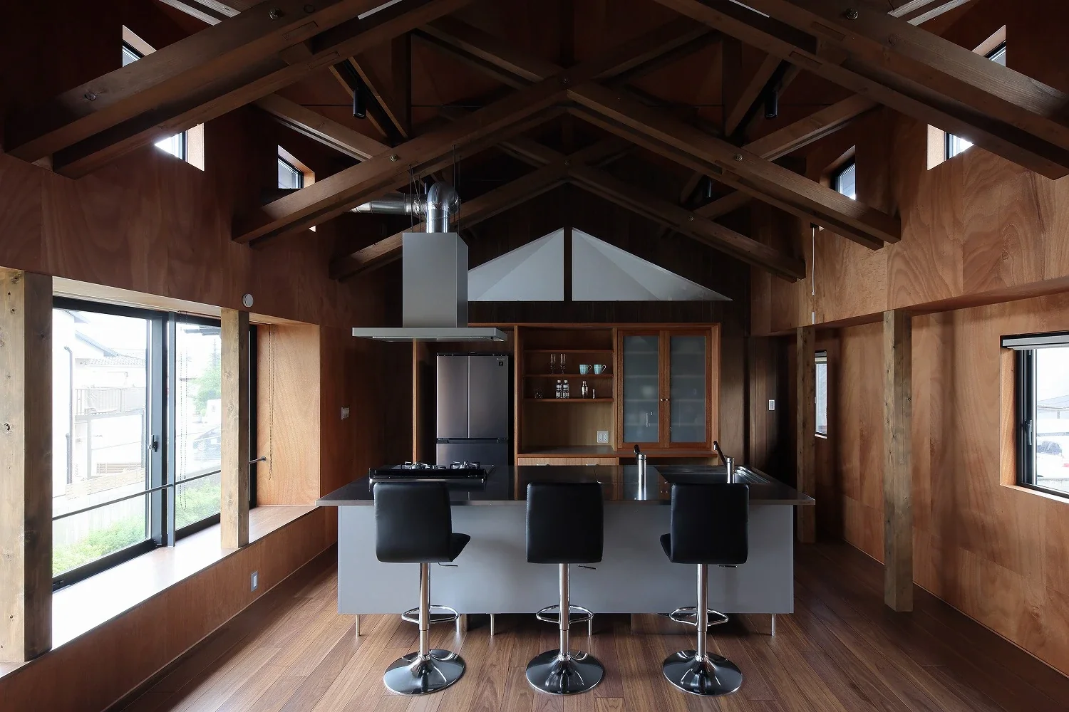 The main room is designed with the roof structure left exposed as it is.
