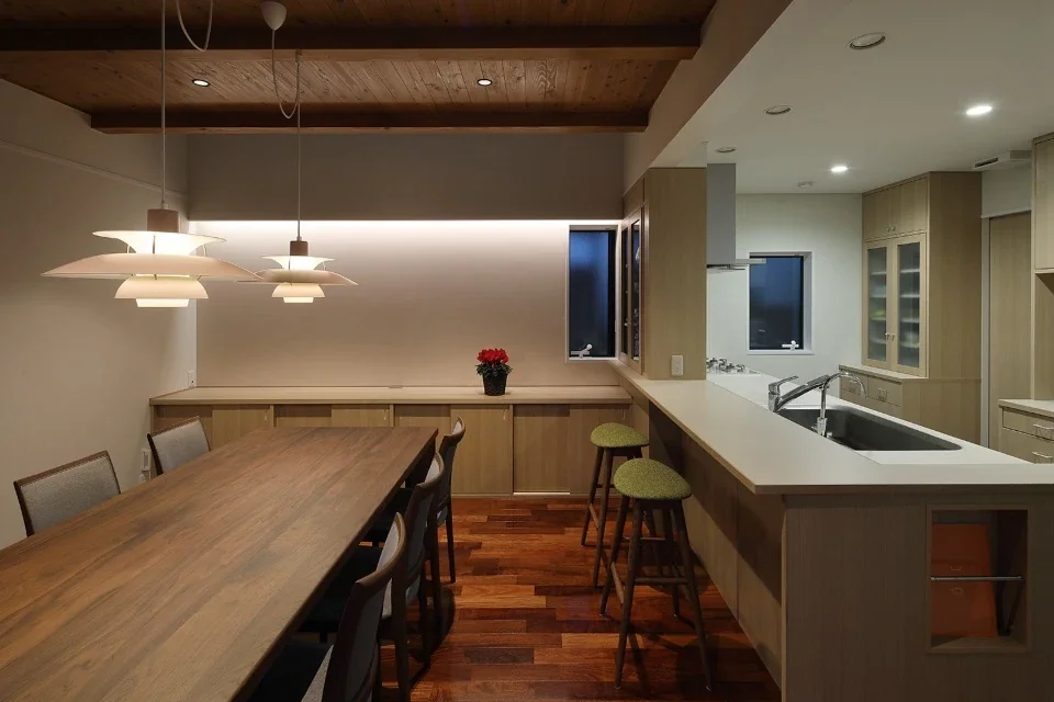 The dining room and kitchen are connected by a counter for light meals.