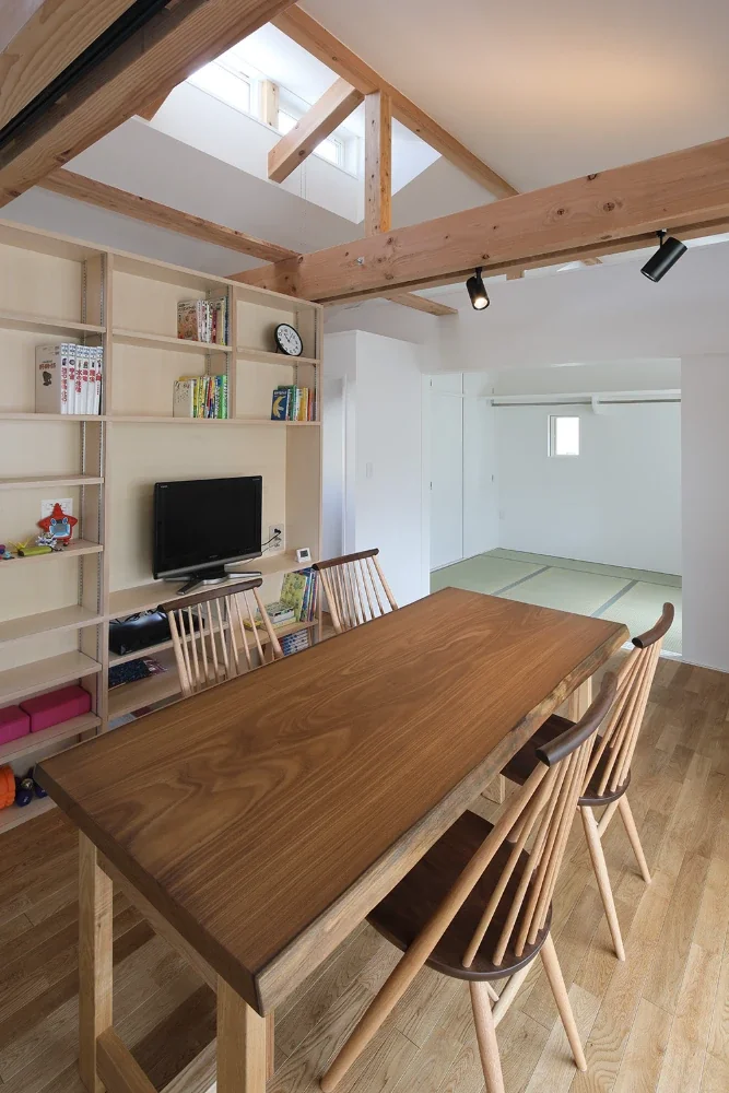 A Japanese-style room is connected to the back of the dining room and can be opened up with sliding doors.
