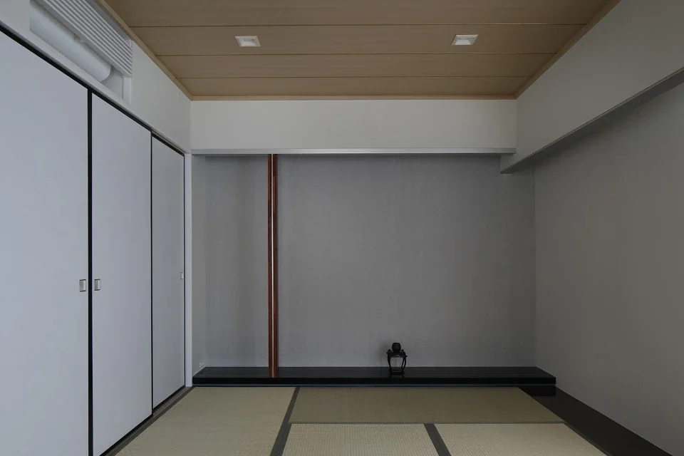 A contemporary Japanese-style room, with a silver Japanese-paper wall at the front and an aluminum square-pipe otoshigake lintel.