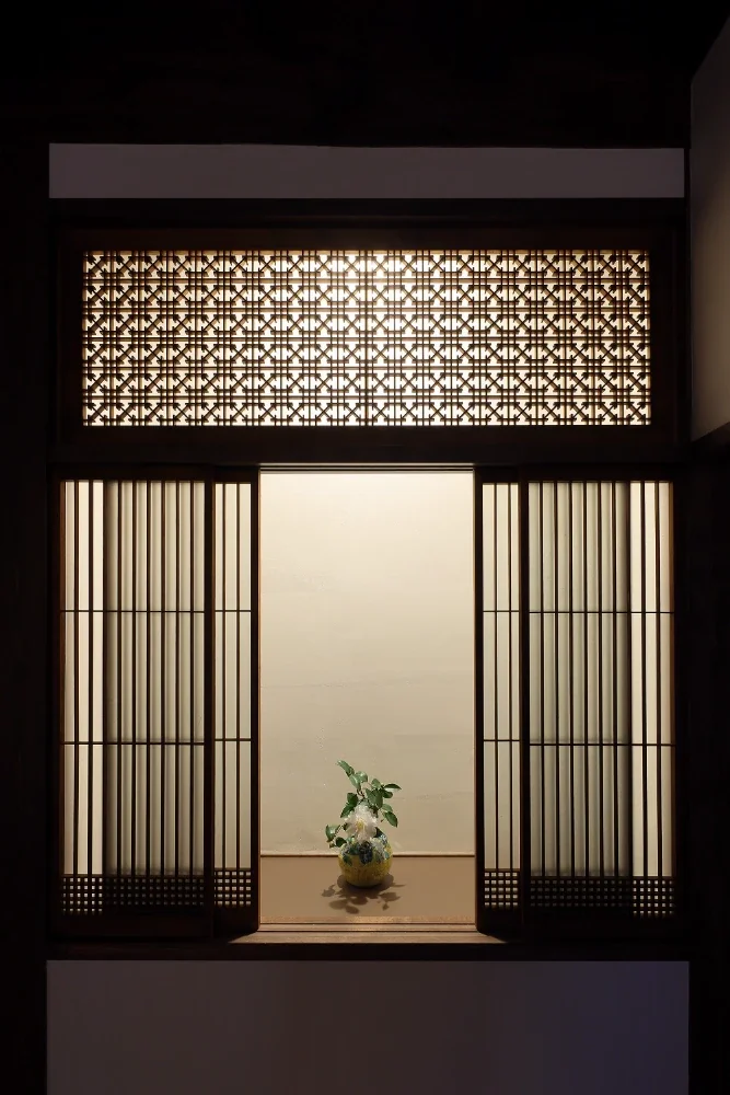 原座敷的書院封閉為耐力牆，並修繕再利用原設於其中的書院障子與欄間。