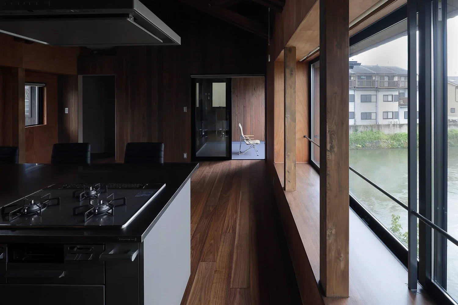The bay window facing the river in the main room also serves as a bench, overlooking the river’s surface.