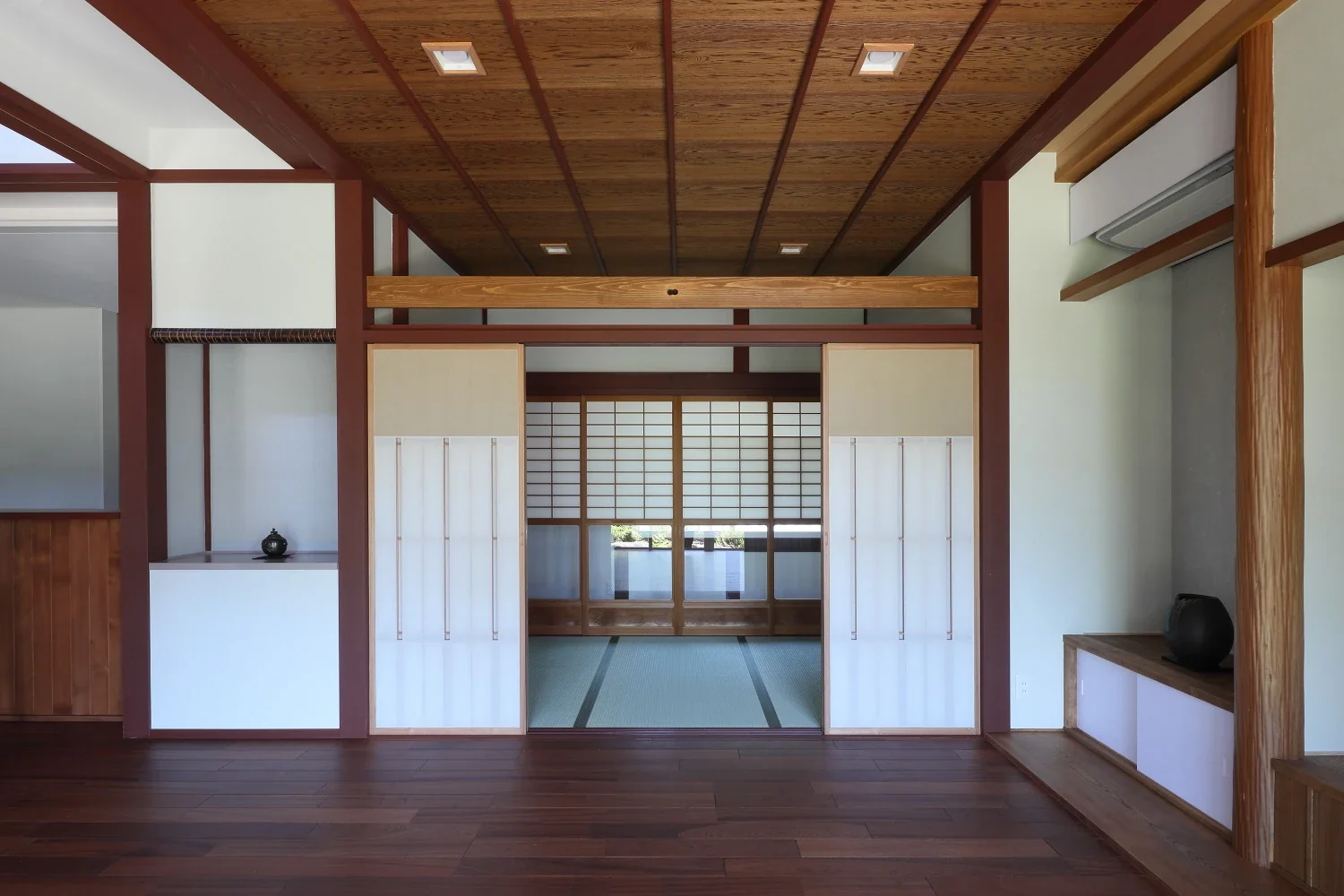 The ceiling, made by reusing the original boards, connects the living room and Buddhist altar room as one continuous space.