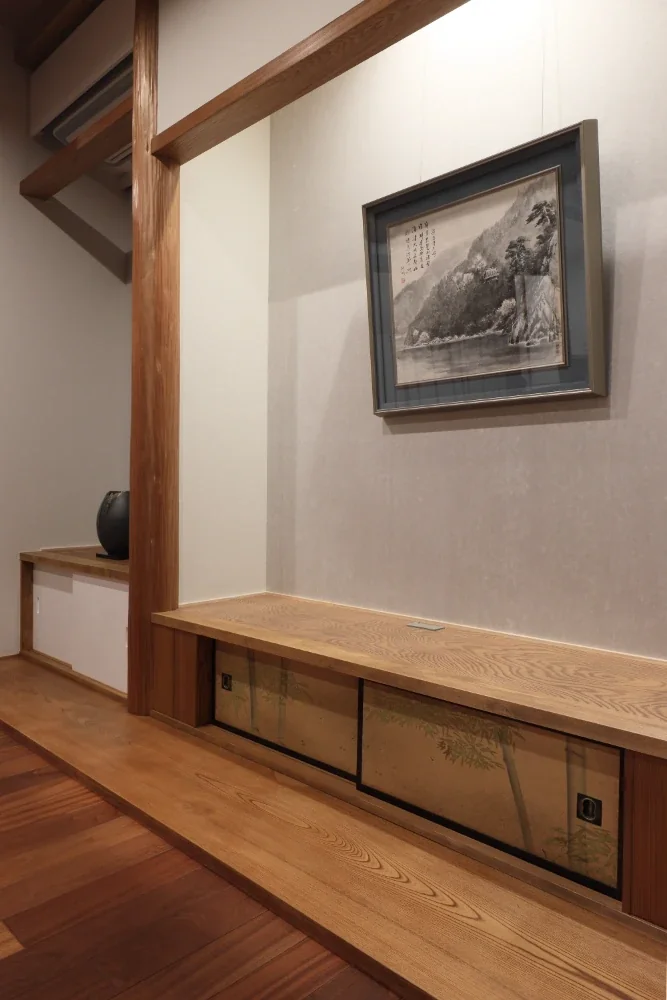 Nearly all of the timber was reused, and the fusuma doors from the chigai-dana storage cabinet were repurposed as doors for the low storage cabinet.
