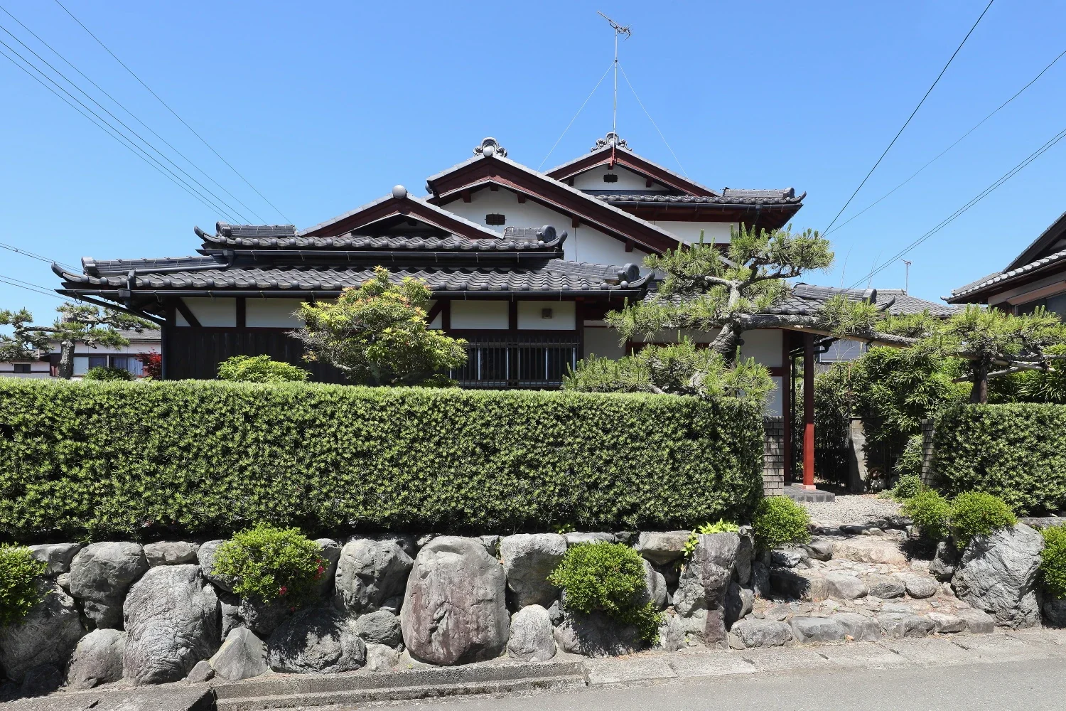 The exterior was largely preserved, with work limited to such measures as repainting and repairs. It has a complex, substantial roof.