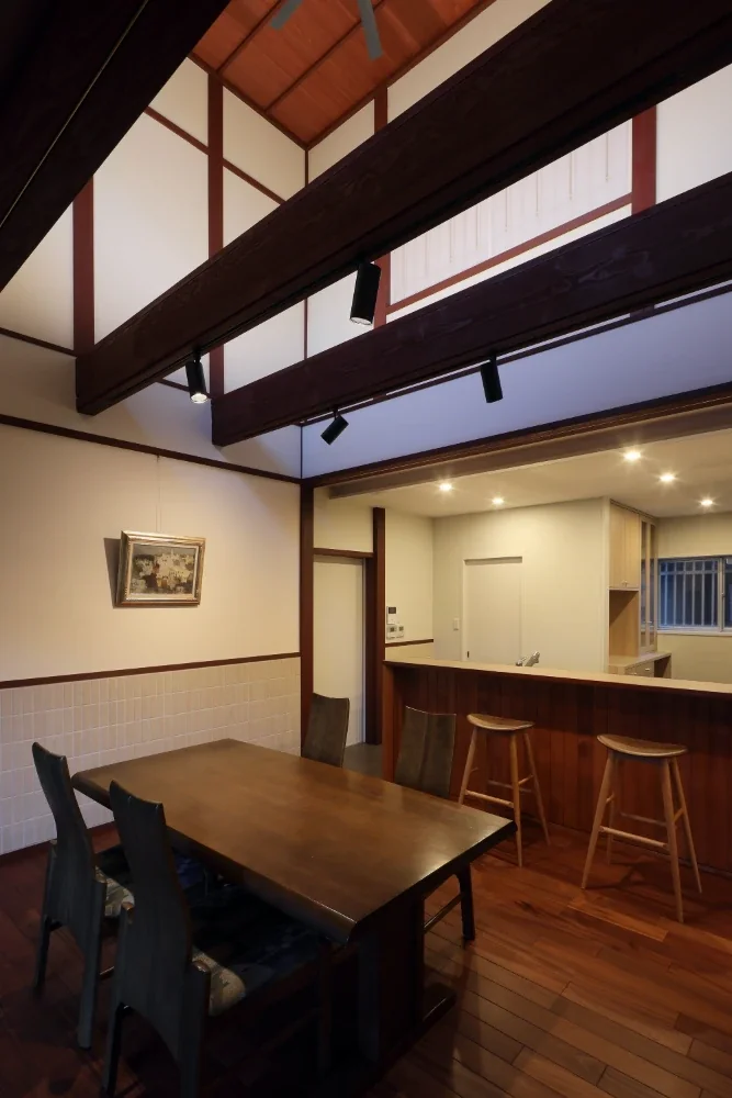 A light-meal counter was installed between the dining room and kitchen.