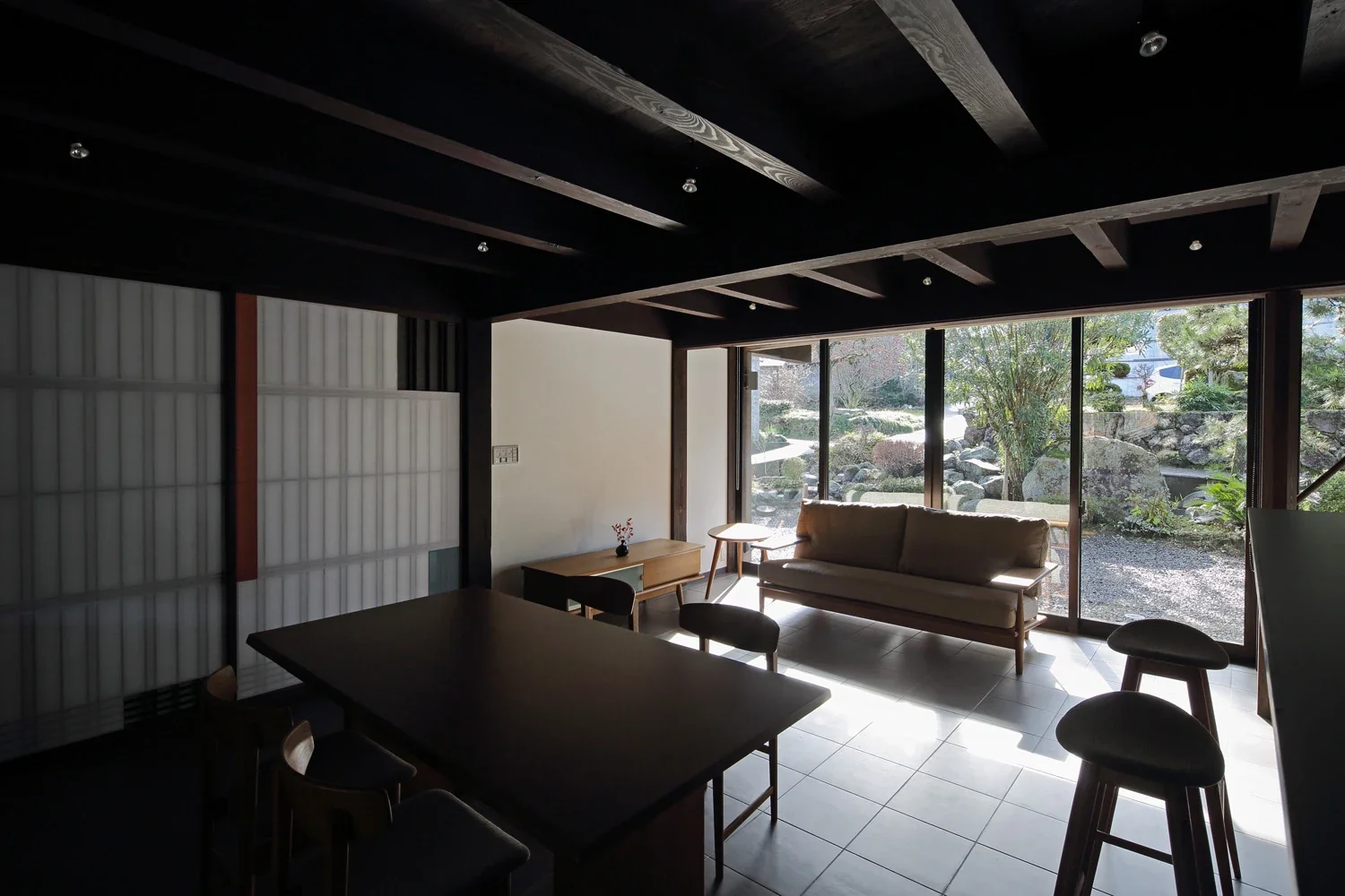 The walls of the LDK, the center of daily life, were finished in white plaster that reflects light, creating a bright interior.