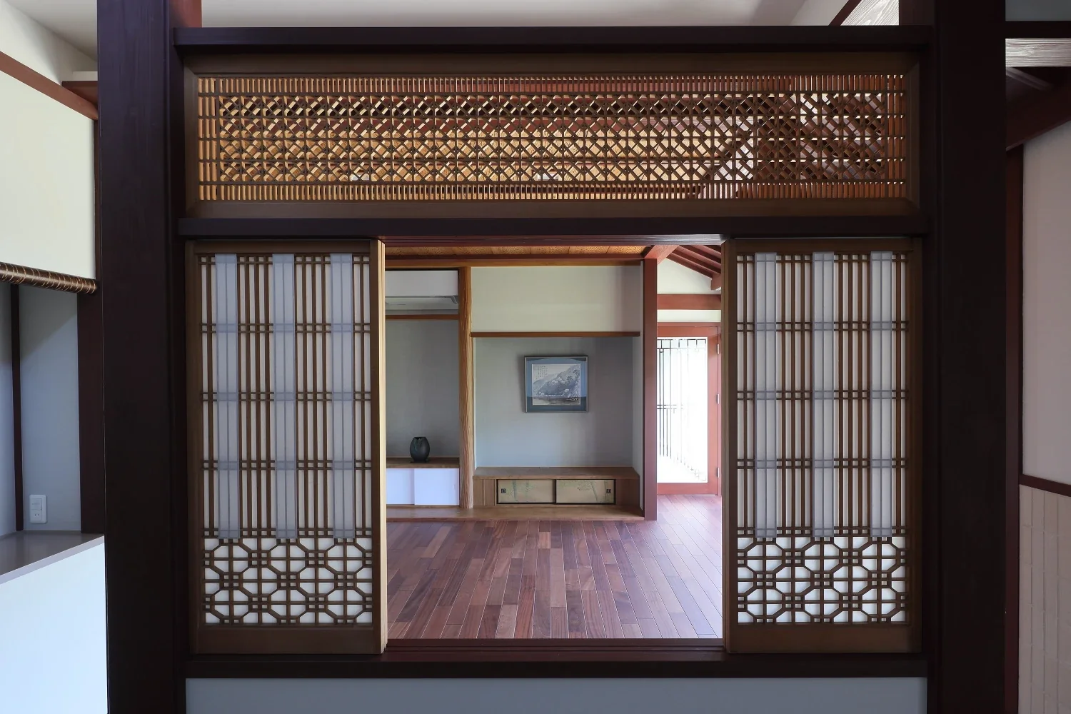 Washi paper was applied alternately to the four shoji panels so that each side would present a finished face toward both the living room and dining room.