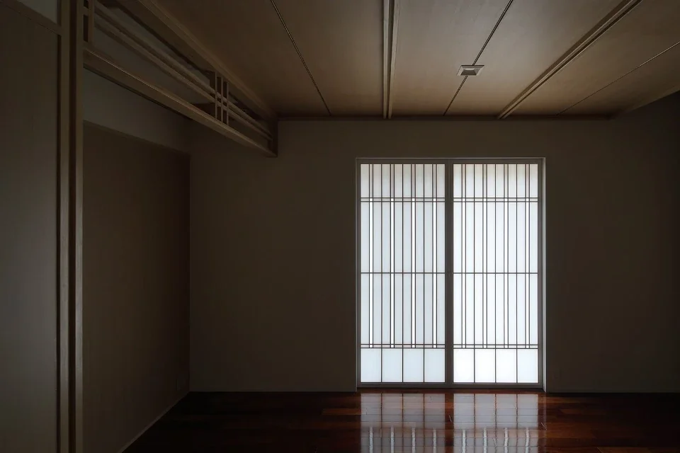 The ceiling alternates between ceiling battens and recessed brass rails.