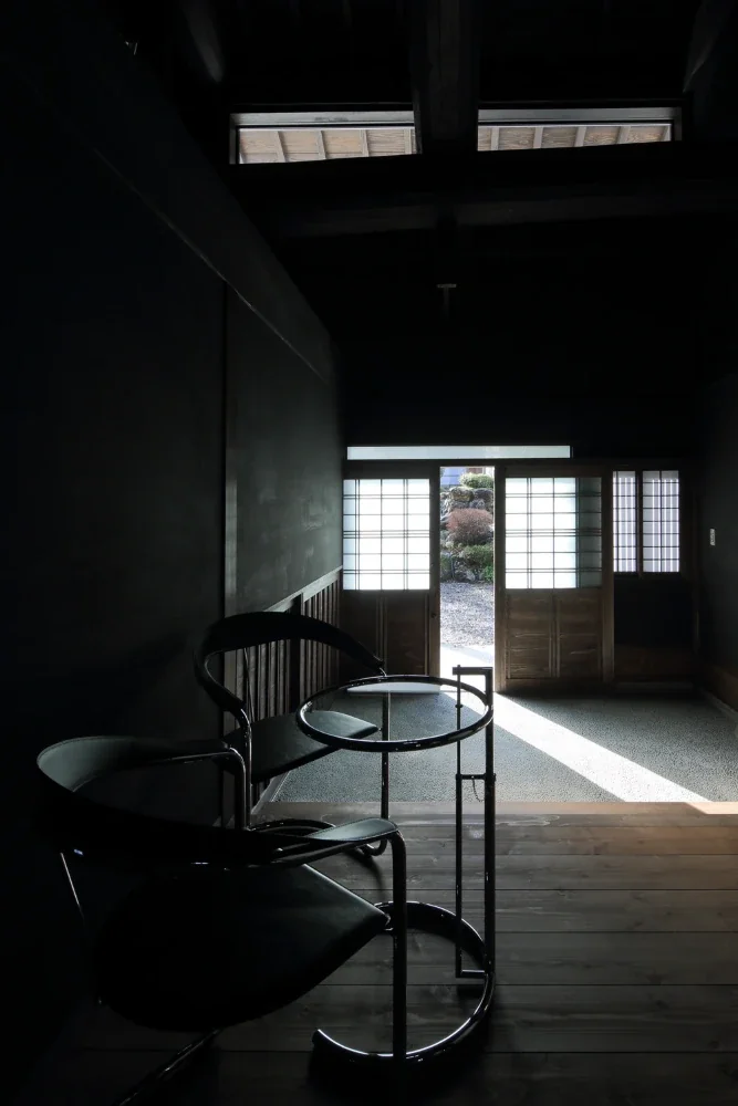 Contemporary metal and glass furniture for receiving guests was installed.
