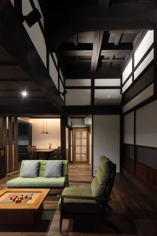 从起居室望向餐厅一侧，最里面的门通往玄关门厅。