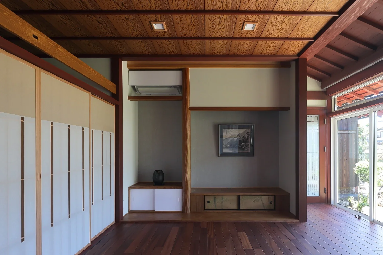 The tokonoma from the Japanese-style room was moved to the opposite side and reconfigured as a display shelf in the living room; the former side alcove now serves as the new tokonoma.