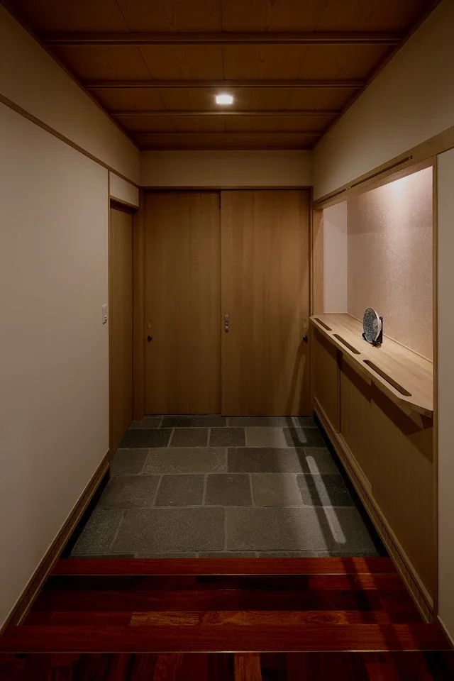 The ceiling of central-grain cedar boards and grouped ceiling battens creates a sense of refinement.