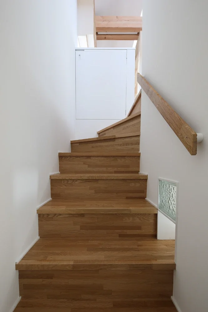 We hope the cats will welcome visitors from the entrance’s display shelf, which connects to the staircase.