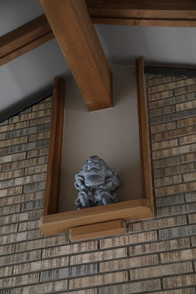 Shoki watches over the space from above.