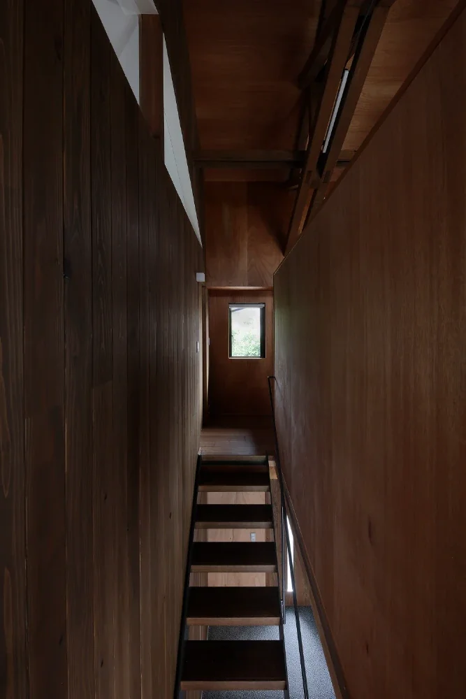 It ascends to the second floor as if passing through a narrow gap.