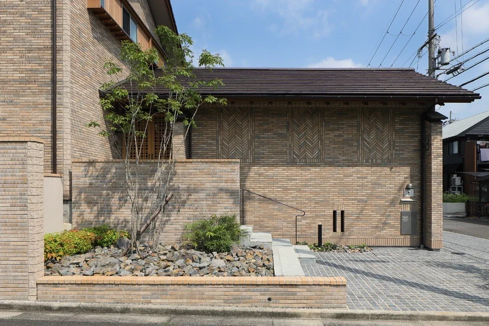 A yabase pattern is formed with the same tiles on the side of the approach steps.