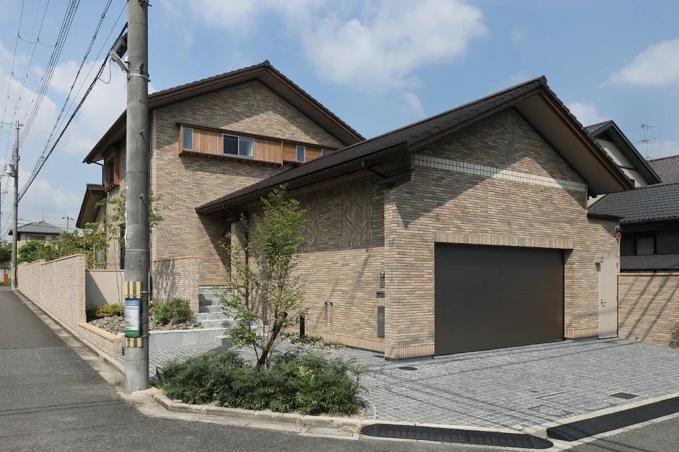 Exterior view from the entrance side, opening up the street corner.