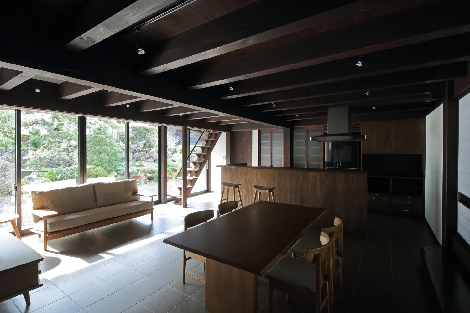 The LDK floor is tiled, evoking the memory of the former earthen floor.