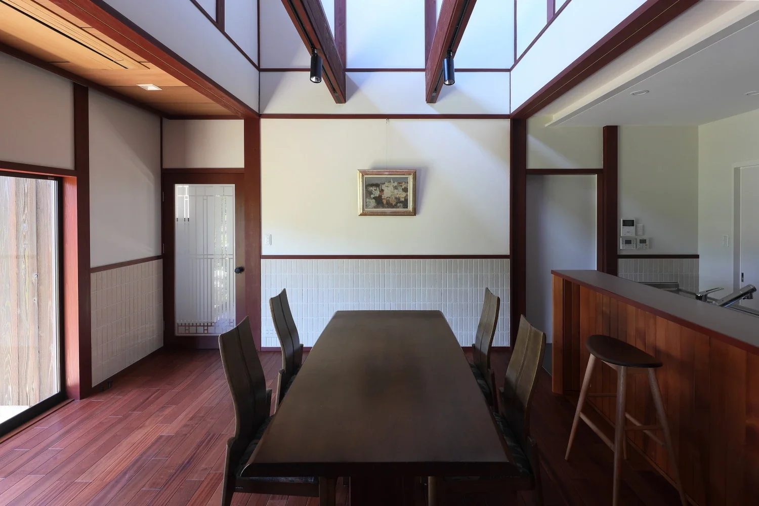 The doors feature a vertical lattice pattern in frosted glass, allowing the dogs and cats beyond to be seen.
