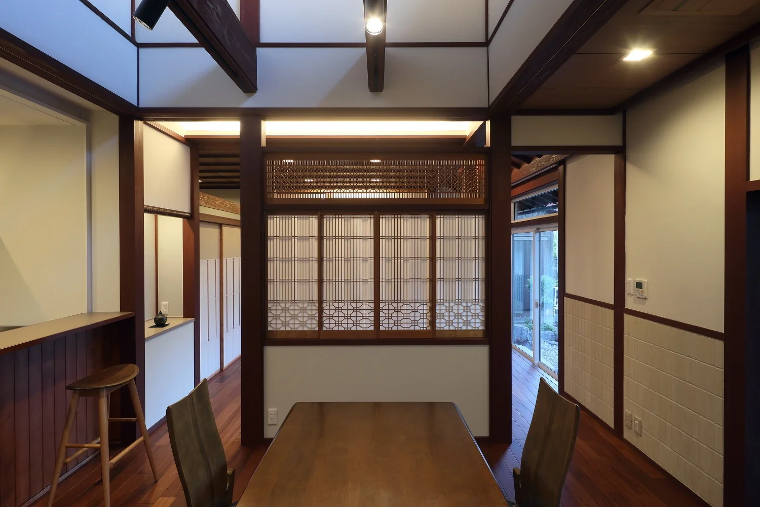 From the dining room toward the living room, the washi paper was removed from the ranma to create transparency.
