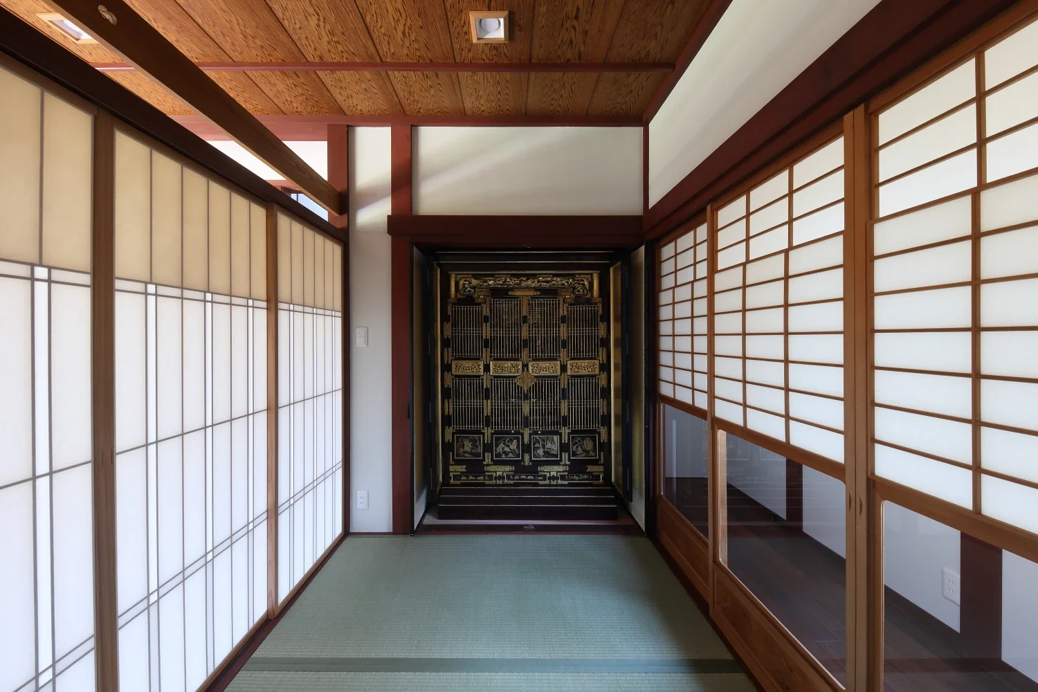 The Buddhist altar, formerly located beside the tokonoma, was retained intact and made into a semi-independent Buddhist altar room.
