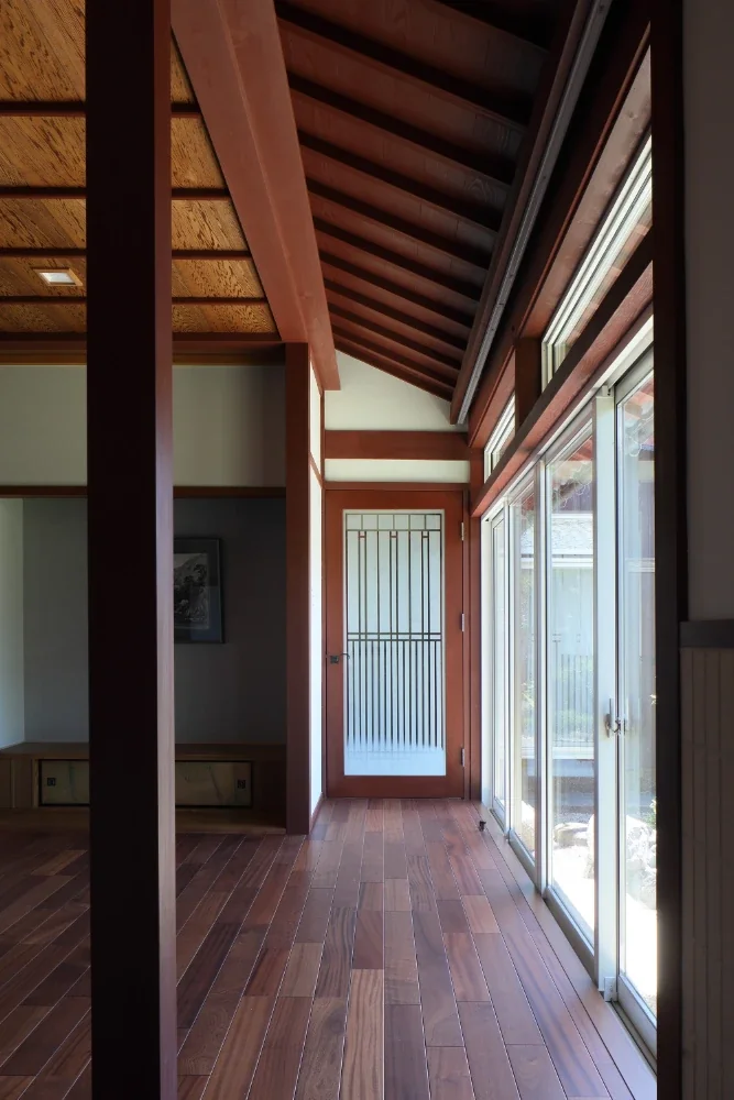 The wide veranda was incorporated into the living room. The glass doors with a frosted pattern lead to the main entrance.